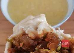 Illustration of how to steam cabbage and pork with pink skin 18