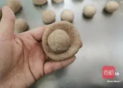 Illustration of how to make black whole wheat steamed buns 7