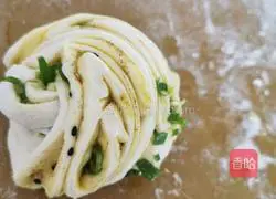 Illustration of how to make green onion rolls 10