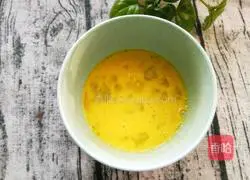 Illustration of how to make egg drop cornmeal soup 4