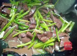 Illustration of how to make garlic, celery and pig blood 11