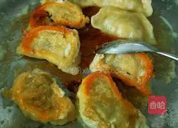 Illustration of how to eat fried dumplings with frozen dumplings 13