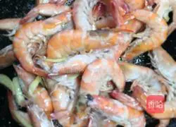 Illustration of how to make salted egg yolk and salt and pepper shrimp noodles 2