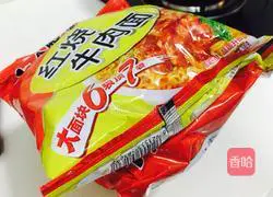 Illustration of how to make hot and sour instant noodles 1
