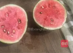 Illustration of how to make watermelon ice powder 7
