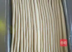 Illustration of how to make noodles with oil (pulling strips) 4