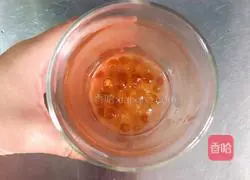 Illustration of how to make caramel pearl black tea latte 4