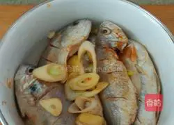 Illustration of how to make pan-fried yellow croaker 2