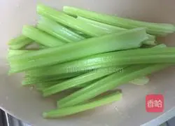 Illustration of how to make cold celery and peanuts 2