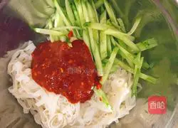Illustration of how to make Korean hot sauce noodles 4