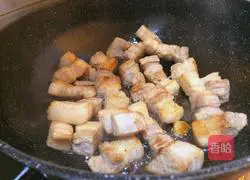 Illustration of how to cook pork with spring bamboo shoots 6