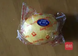 Illustration of how to make lemon honey water 1