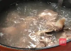 Illustration of how to make black fungus and yam spine soup 2