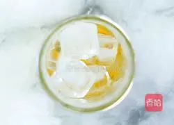 Illustration of how to make passion fruit and lime cold brew tea 3