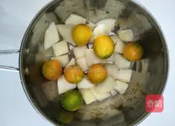 Illustration of how to make kumquat, snow pear and lily soup 6