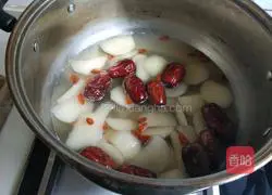 Illustration of how to make rock sugar, snow pear and red date soup 7