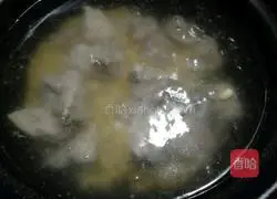 Illustration of how to make dragon bone, bitter melon and soybean soup 5