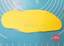 Illustration of how to make imitation banana steamed buns 7