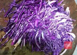 Illustration of how to make purple cabbage mixed with bitter chrysanthemum 4