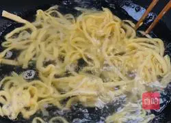 Illustration of how to make shredded pork corn noodle soup 12