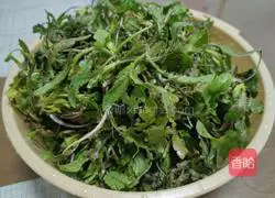 Illustration of how to make shepherd's purse root and egg drop soup 1