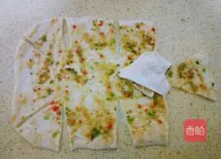 Illustration of how to make colorful pepper and green onion cake 10