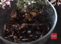 Illustration of how to make black fungus and yam spine soup 7