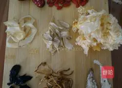 Illustration of how to make black chicken soup 1