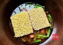 Illustration of how to make braised beans and noodles 10