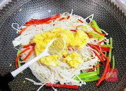 Illustration of how to make scrambled eggs with enoki mushrooms 10