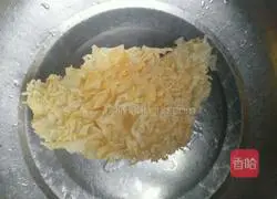 Illustration of how to make Tremella and Lotus Seed Soup 1