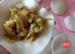 Illustration of how to make cabbage, egg and vermicelli stuffed steamed buns 20