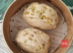 Illustration of how to make chive rolls 8