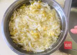 Illustration of how to make sauerkraut dumplings 1