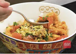 Innovative Italian cuisine | Illustration of how to make oil-splashed guitar pasta 7