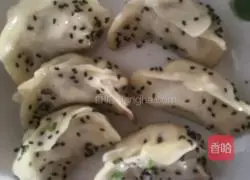 Illustration of how to make pot stickers with pickled cabbage stuffing 6