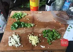 Illustration of how to make shredded chicken 3