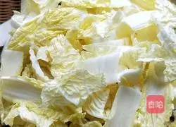 Illustration of how to make luncheon meat, tofu and cabbage soup 3