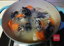 Illustration of how to make radish, wolfberry and black-bone chicken soup 7