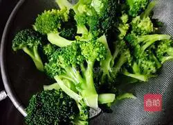 Illustration of how to make broccoli in oyster sauce 4