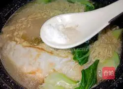 Illustration of how to make instant noodles with duck egg and sauerkraut 7