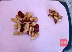 Illustration of how to make nourishing longan, red dates and black rice soup 4