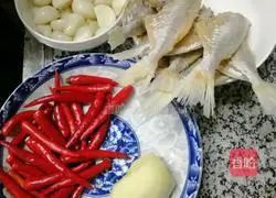 Illustration of how to make spicy salted fish 1