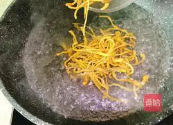 Illustration of how to make chicken breast with Cordyceps flowers 7