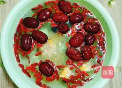 Illustration of how to make snow fungus, red dates and wolfberry syrup 2