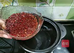 Illustration of how to make red bean, red date, taro and cranberry sugar water 5