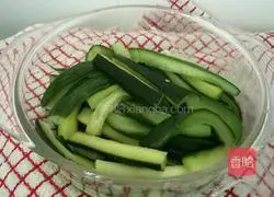 Illustration of how to make pickled cucumbers 5 
