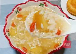 Illustration of how to make apple and white fungus wine 11