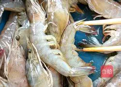 Illustration of how to make salt and pepper prawns 3