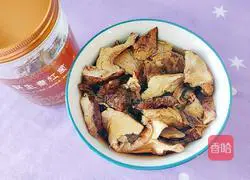 Wild green bar fungus beef bone soup Practice illustration 2